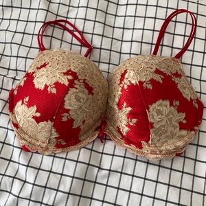 Gorgeous runway Victoria’s Secret bra